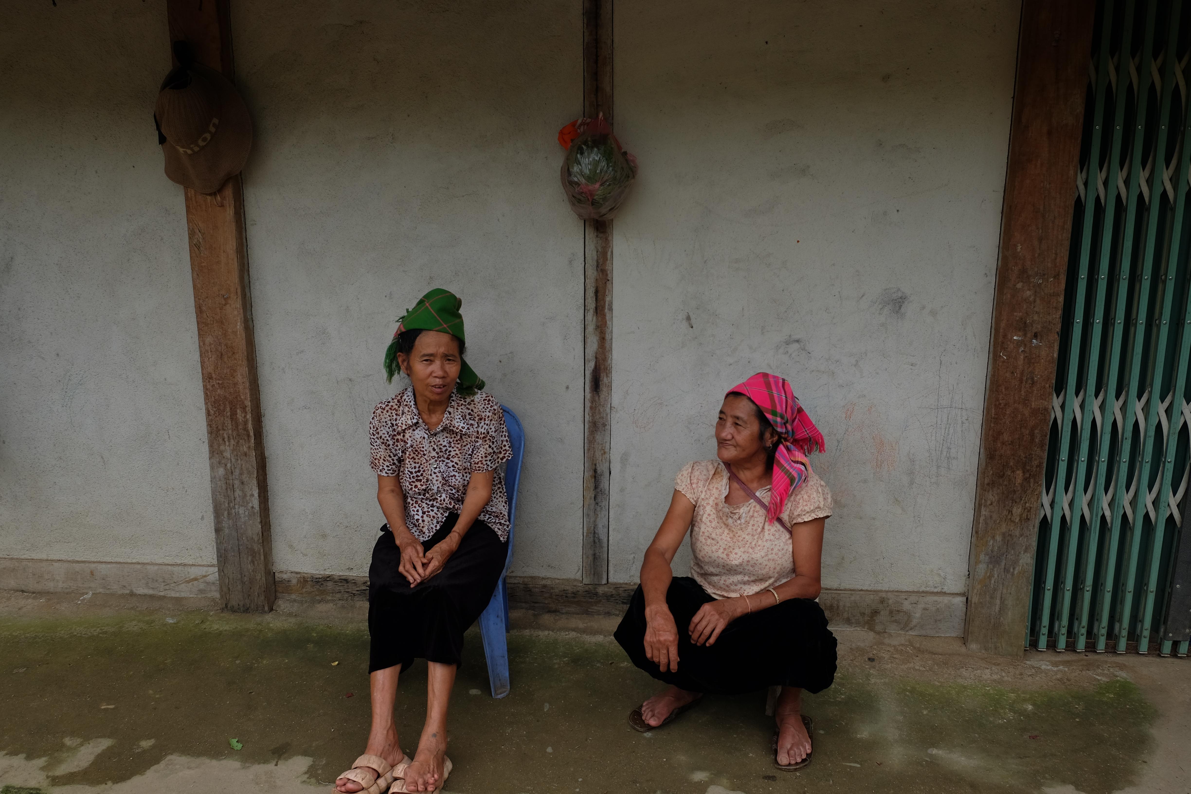 Hai cụ trò chuyện vào chiều muộn