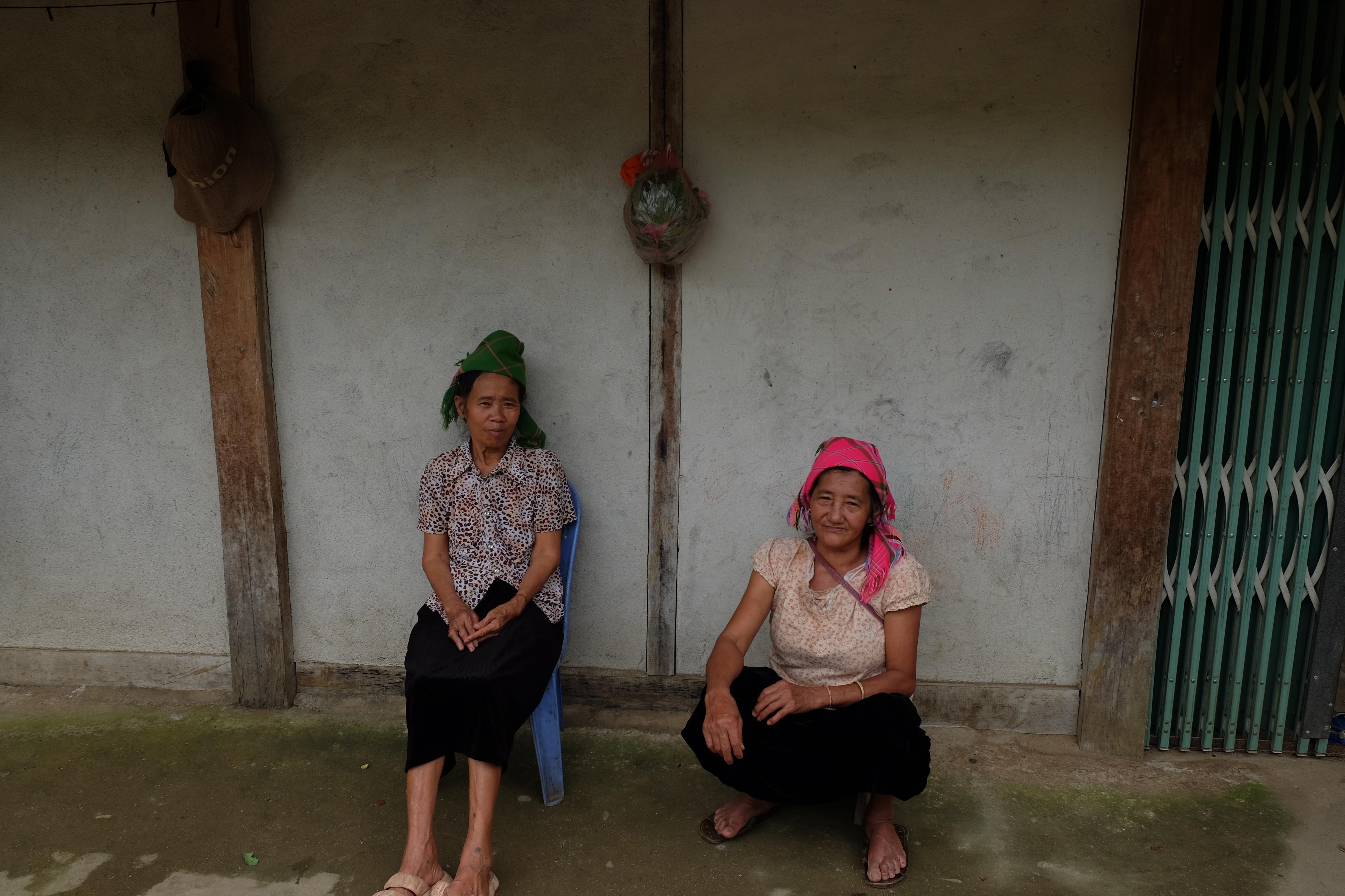 Hai cụ trò chuyện vào chiều muộn