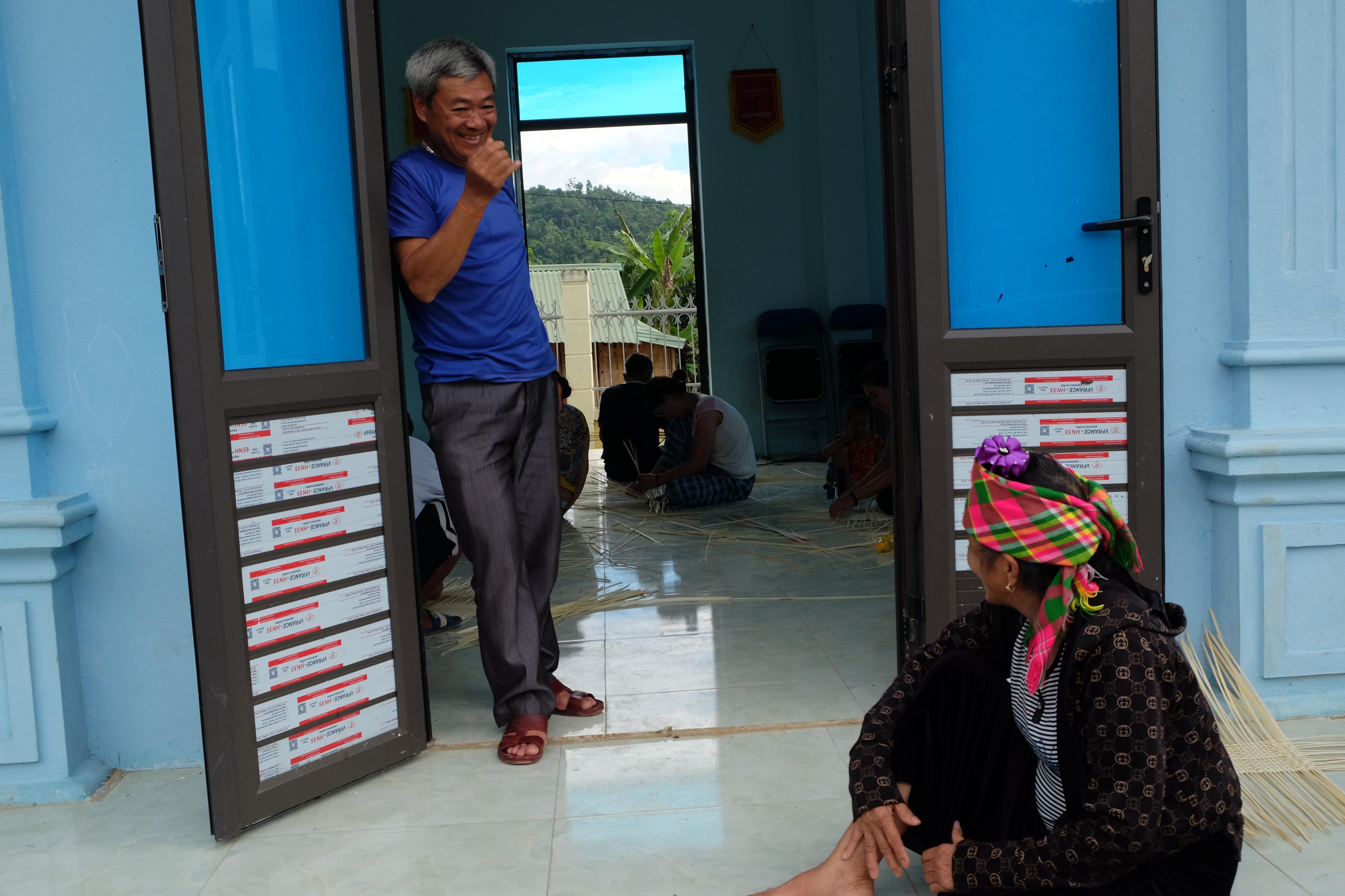 Hai nghệ nhân trong buổi đào tạo nghề thủ công truyền thống