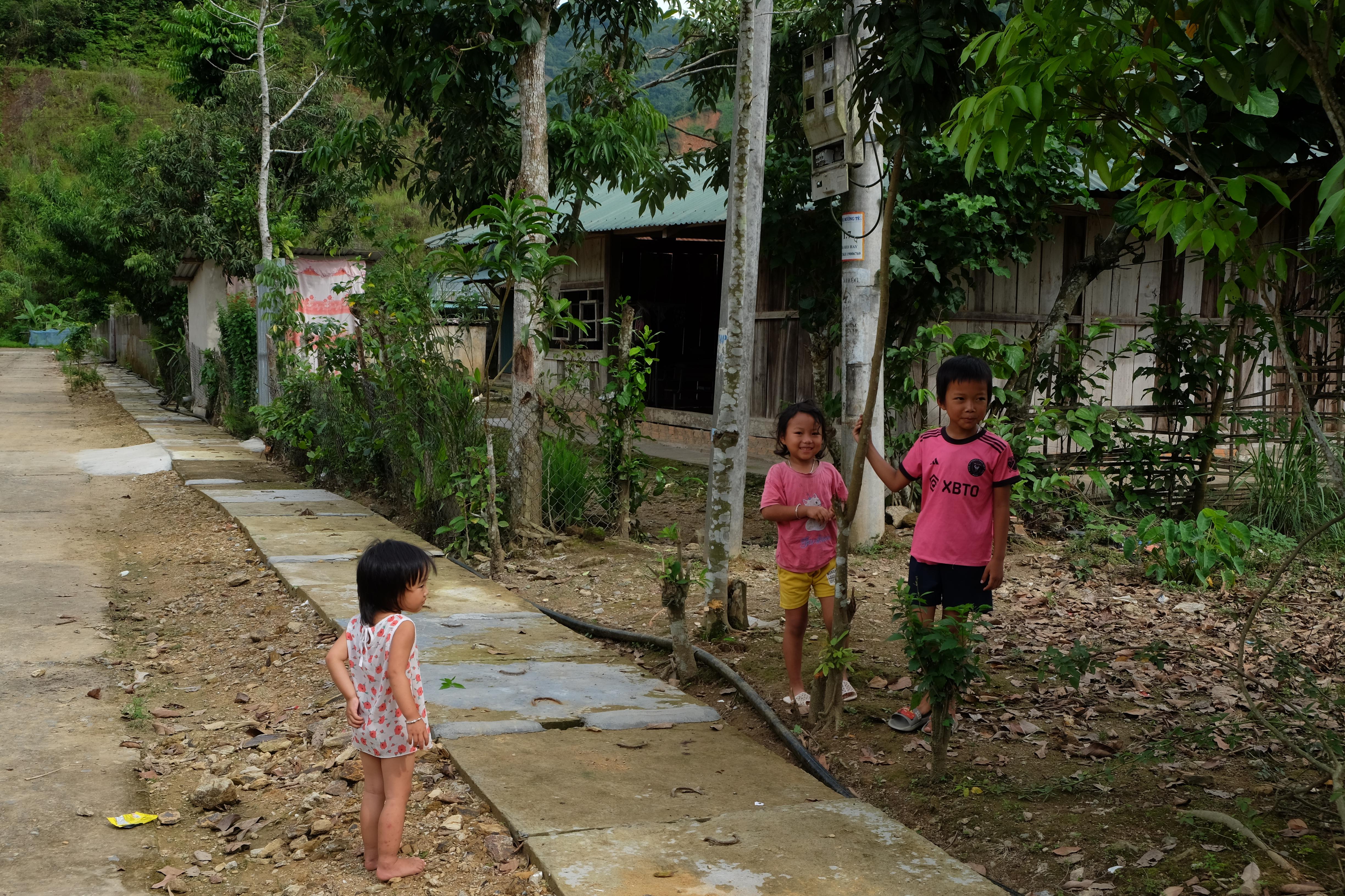 Trẻ con Si La chơi đùa