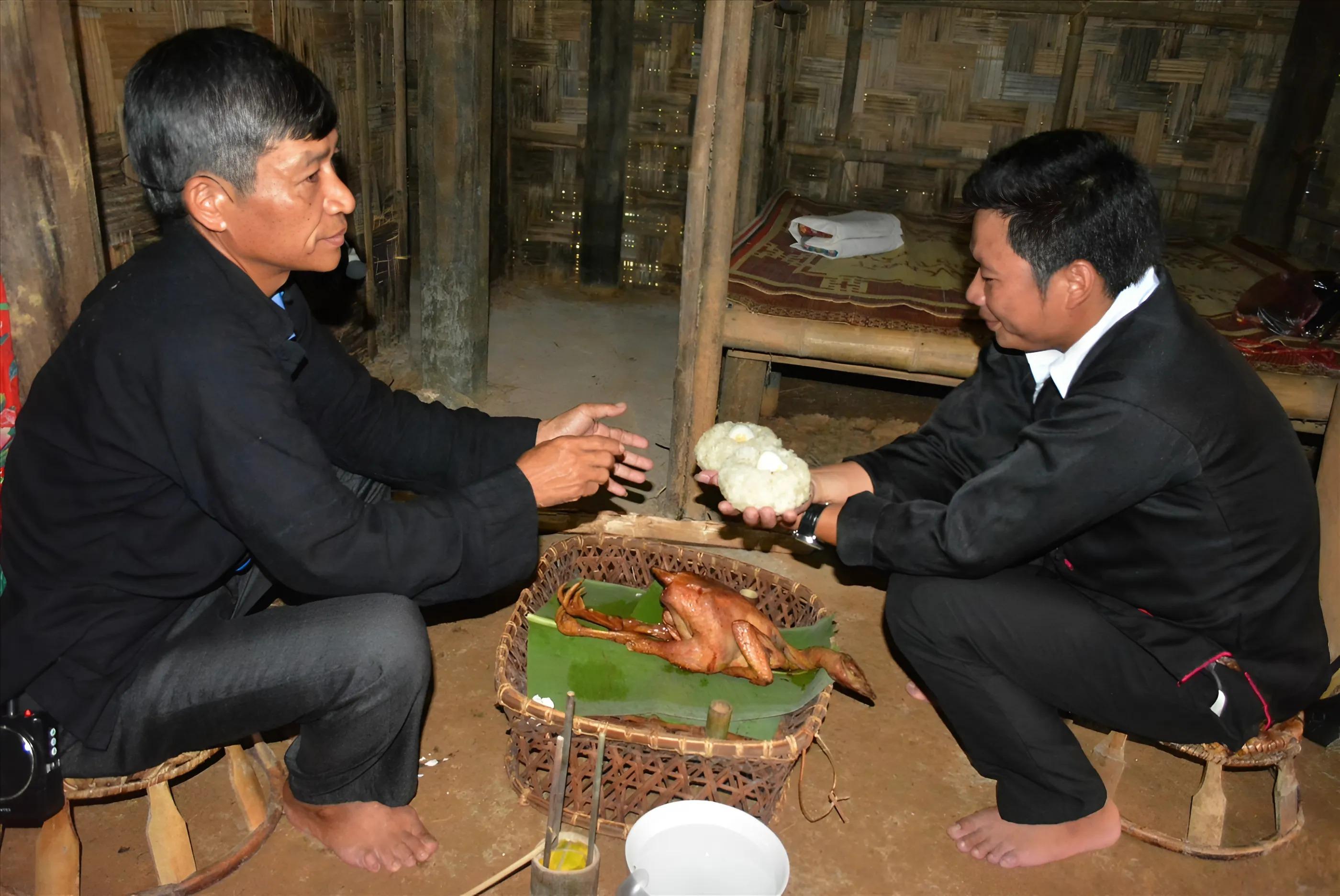 Thầy Mo làm lễ báo Tổ tiên, thông báo gia đình sắp có thêm thành viên mới