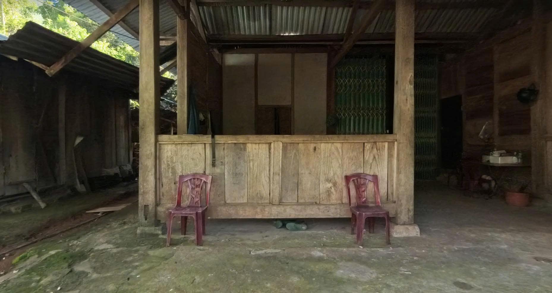 Tường gỗ bao quanh nhà