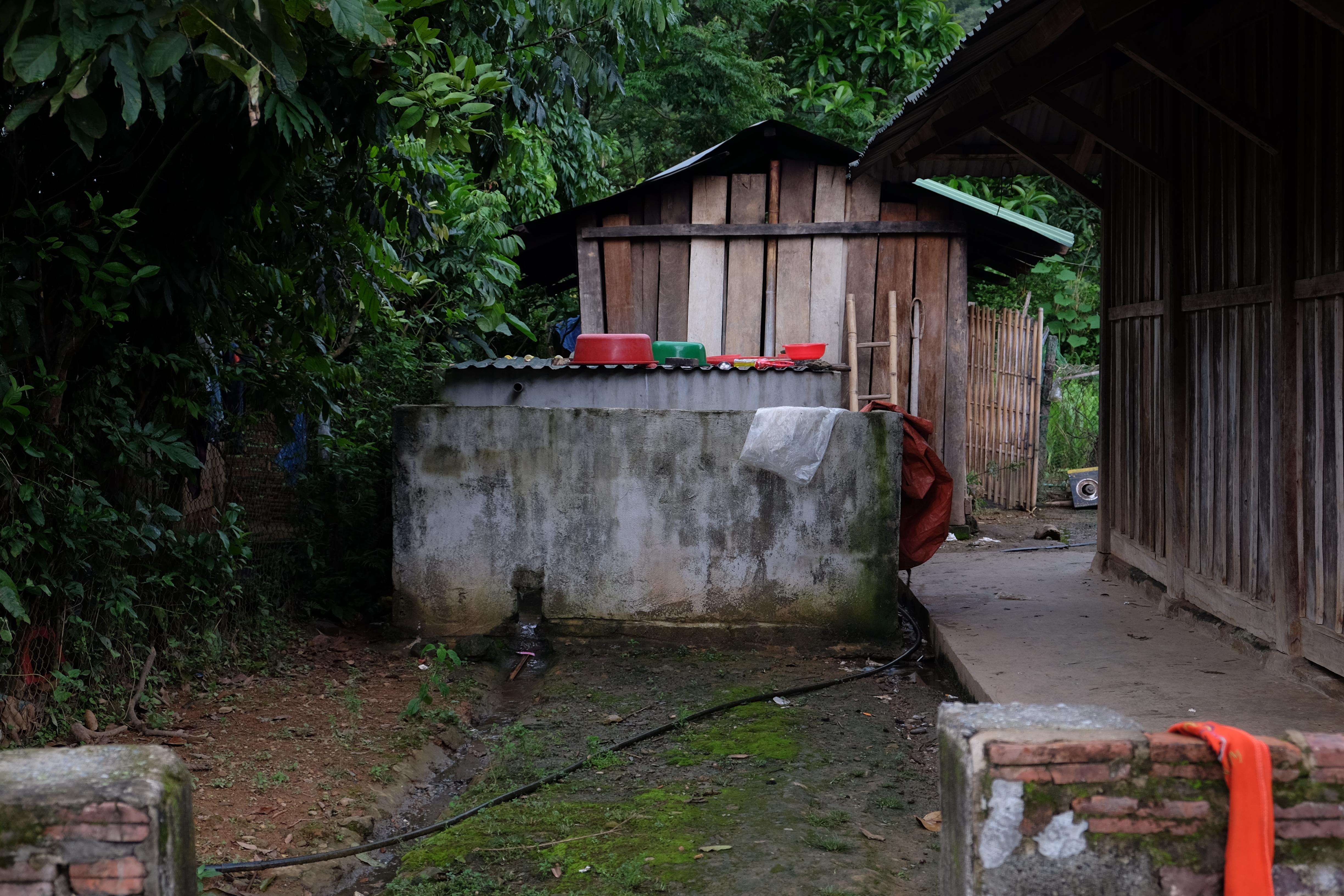 Nhà kho và khu chứa nước sinh hoạt