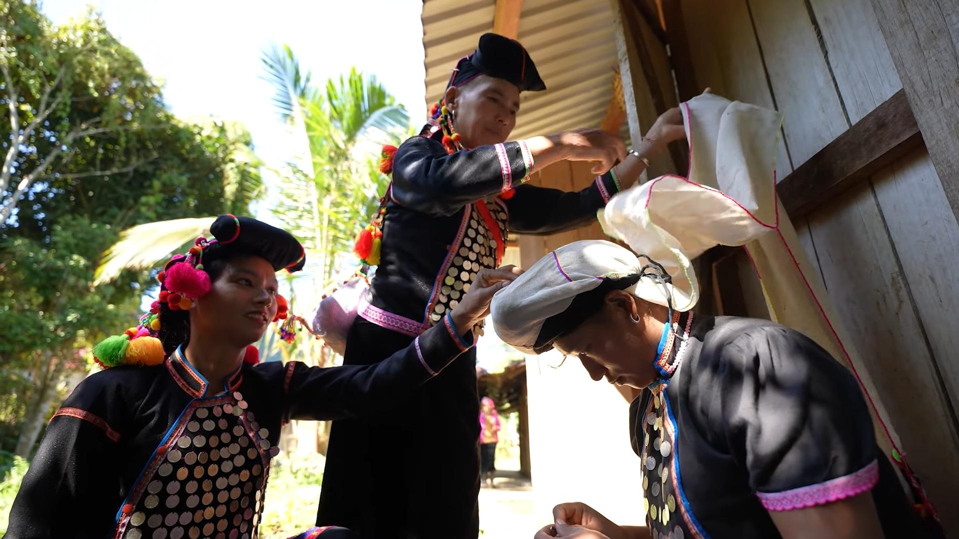 Nữ đội khăn trắng khi mới cưới chồng