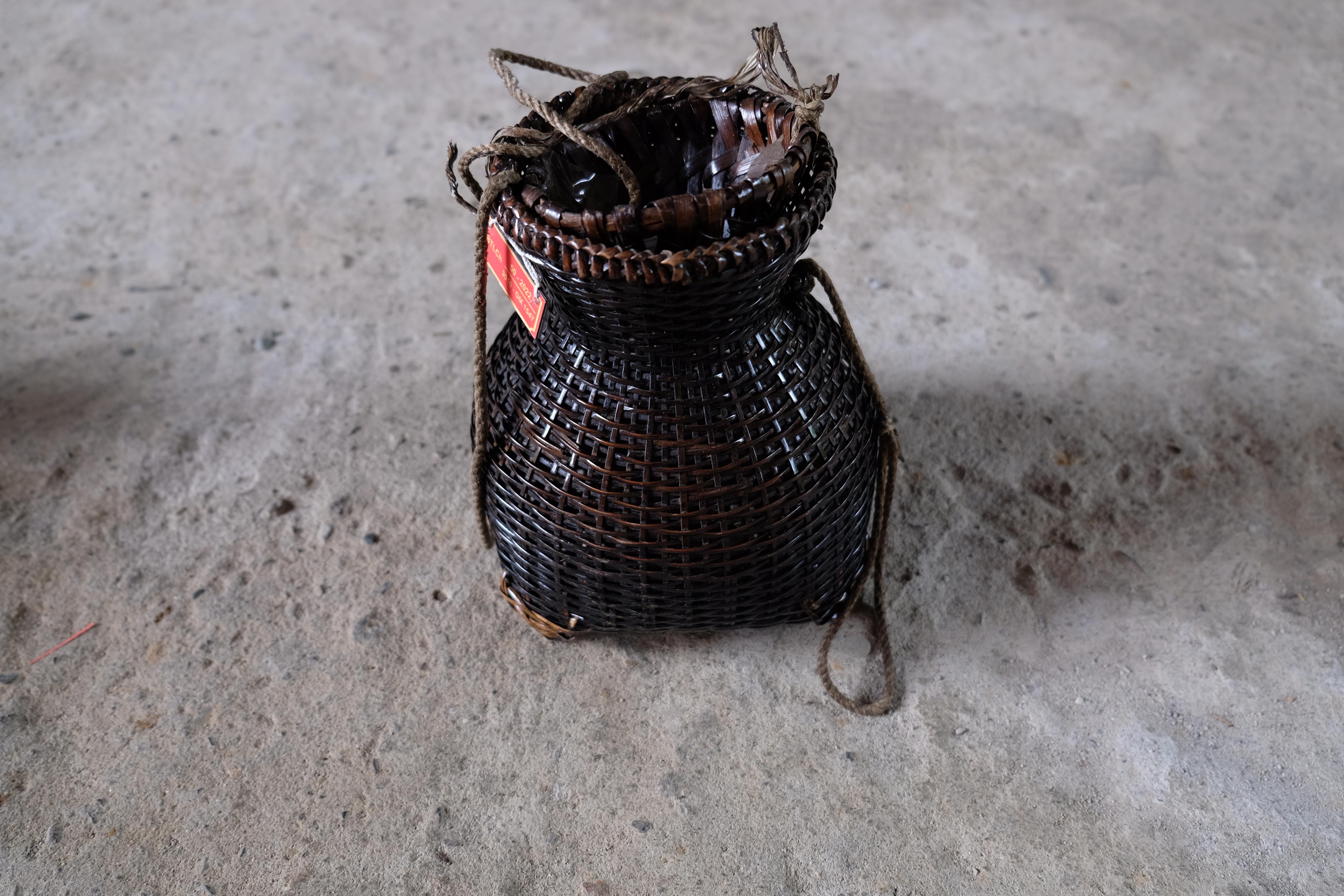 Giỏ đựng cá sống