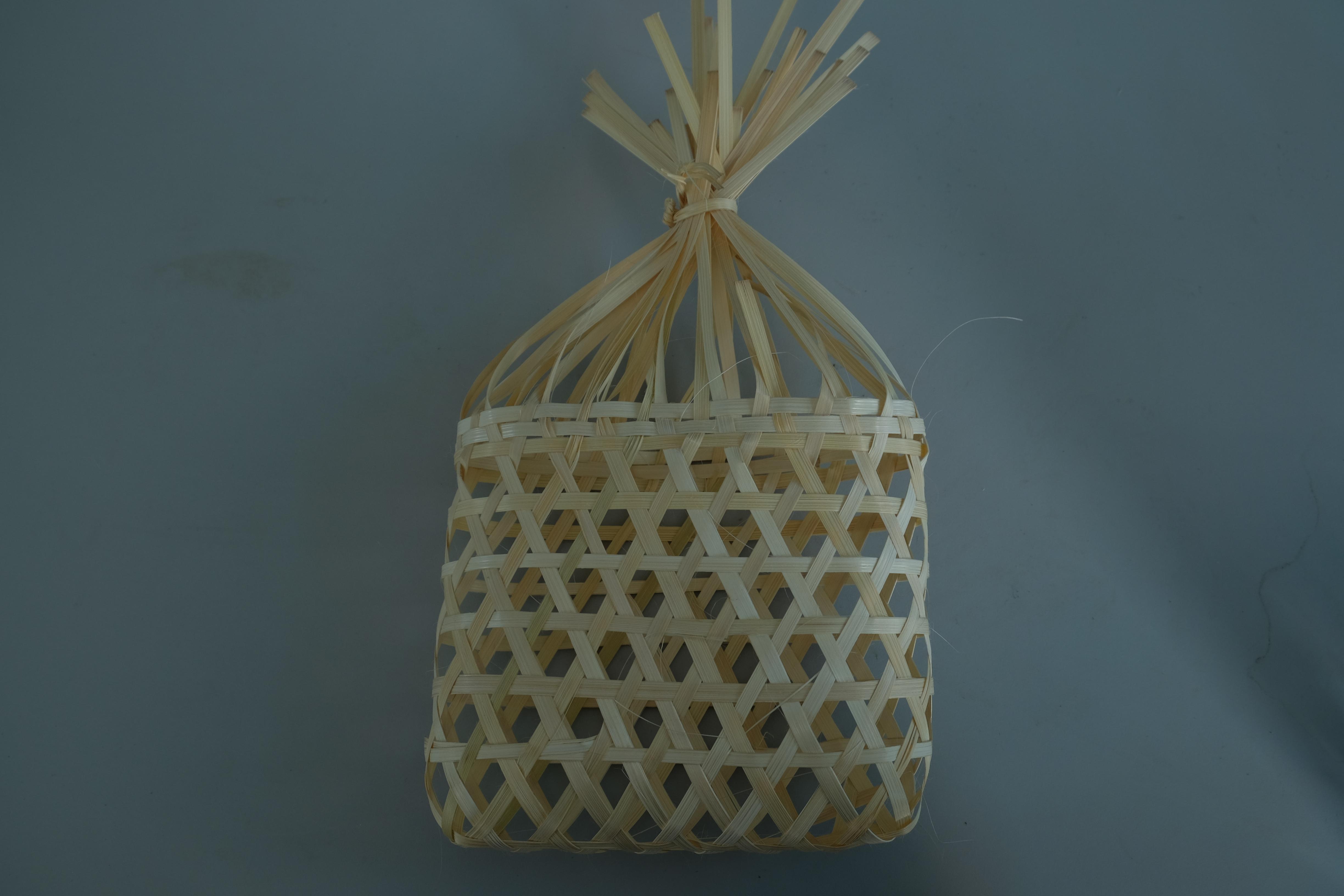 Đan giỏ đựng cá