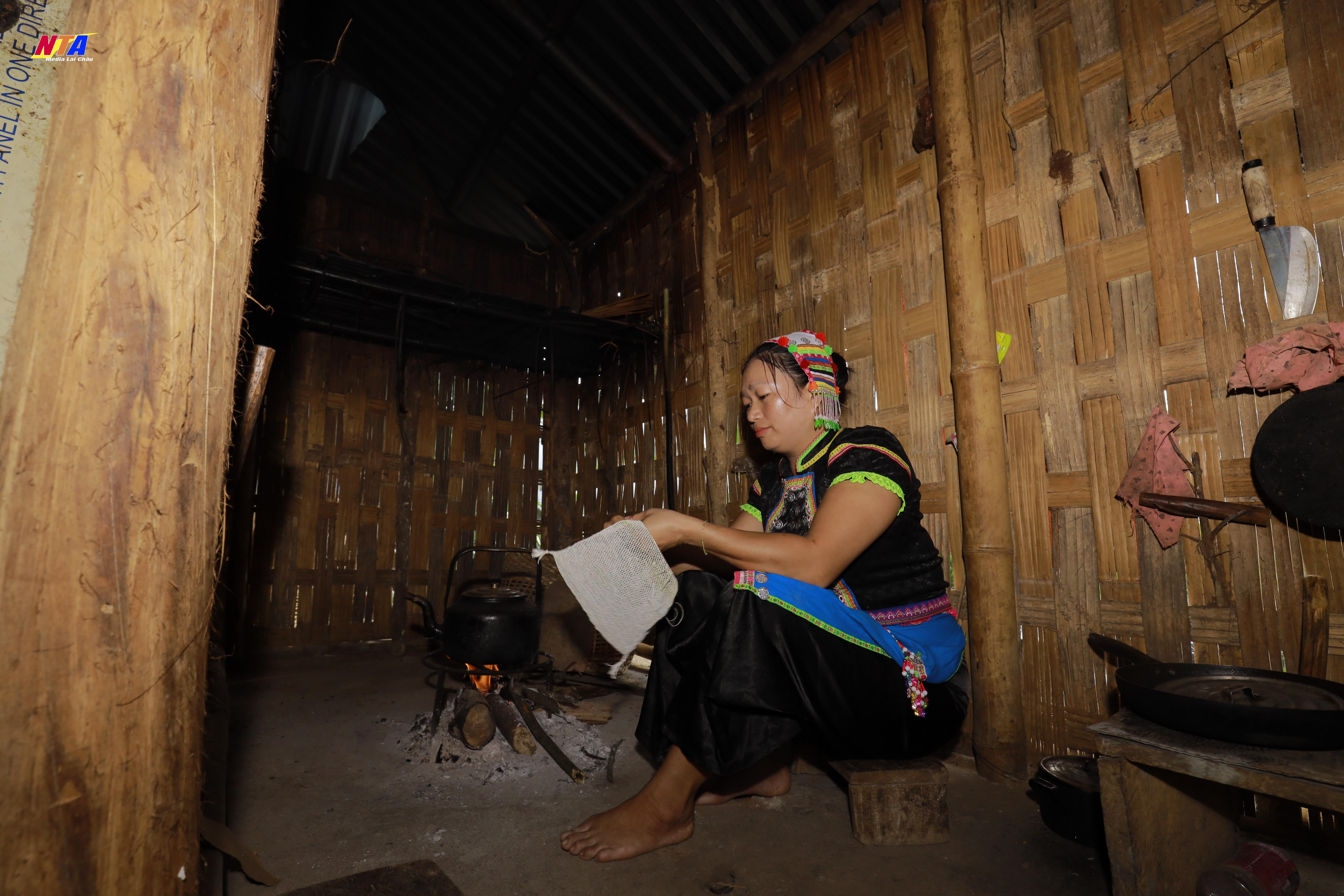 May thêu thủ công