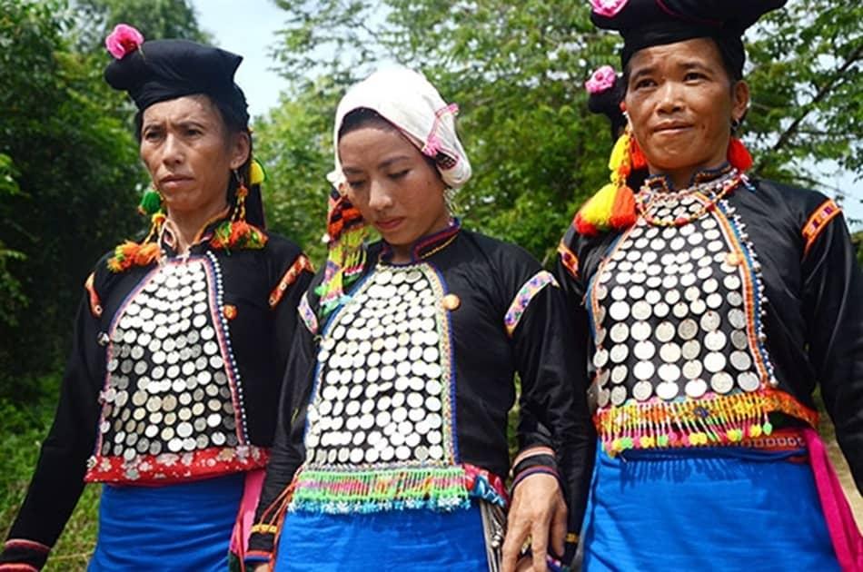 Trang phục nữ đồng bào Si La Trang phục nữ đồng bào Si La