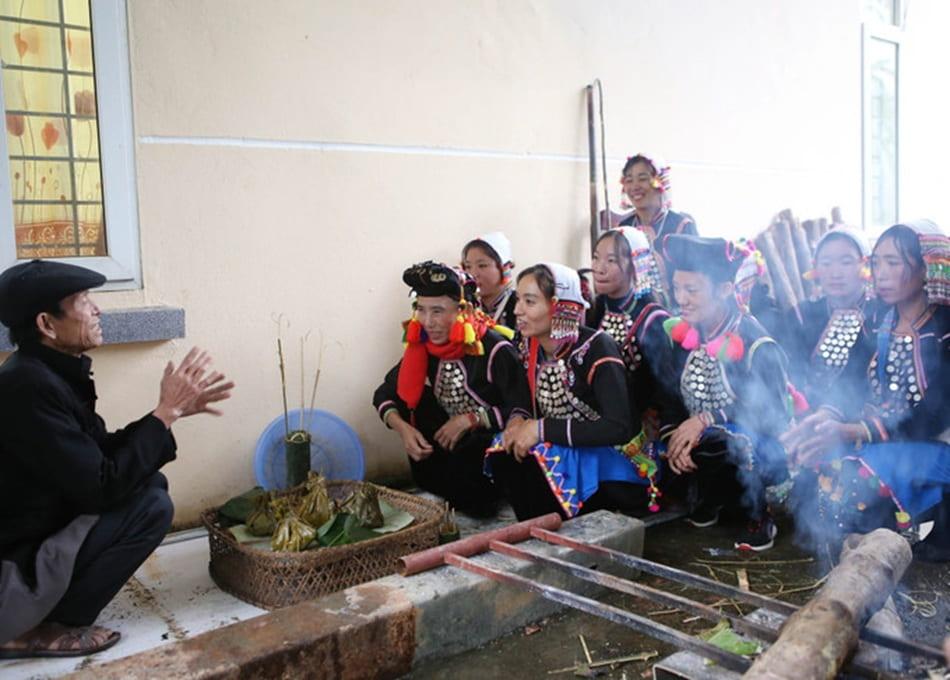 Phong tục của người dân Si La Phong tục của người dân Si La